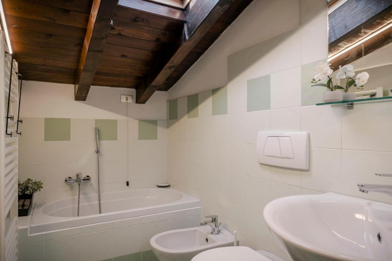 Lovely Mansard Iseo Portelle Holiday With Private Parking And Bike Storage Exterior foto